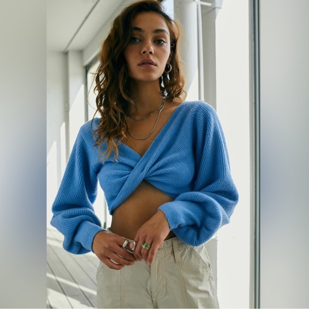 Urban Outfitters Blue Cropped Sweater with Twist